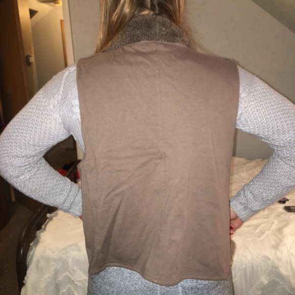 VEST - Picture 3 of 7